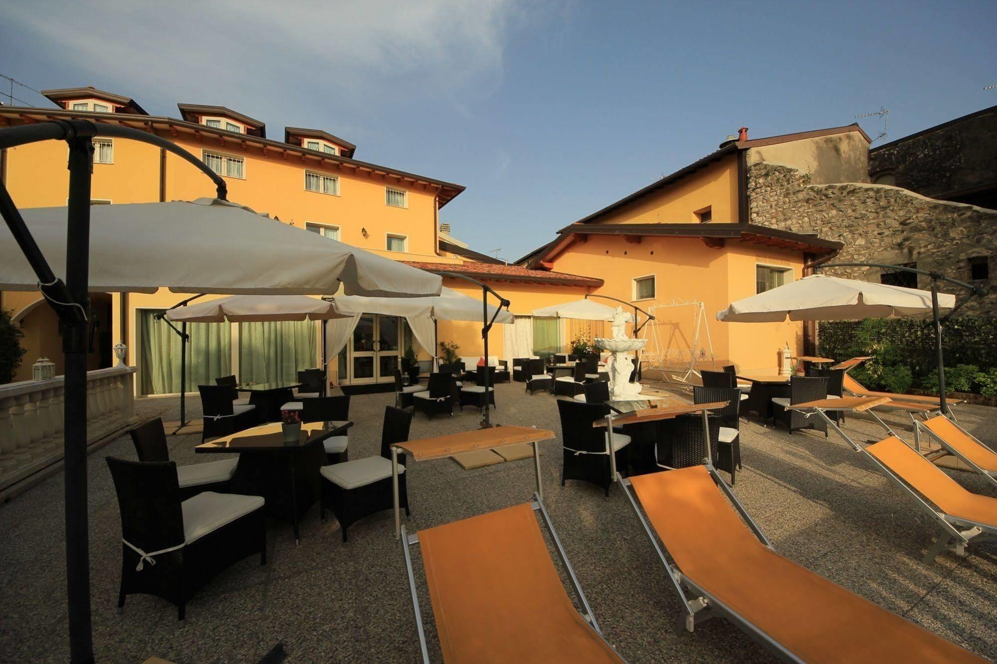 Borgo Dei Poeti Romantik Hotel Manerba del Garda Exterior photo