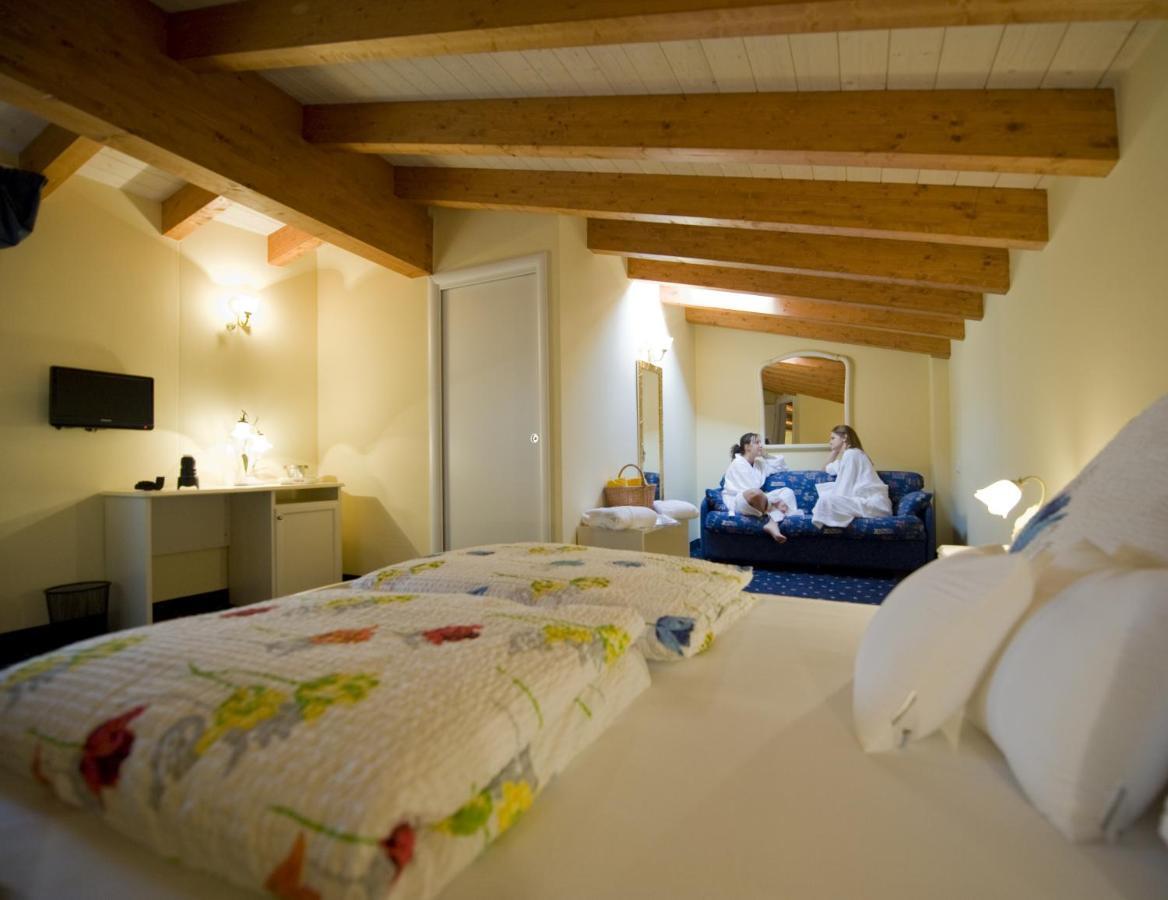 Borgo Dei Poeti Romantik Hotel Manerba del Garda Room photo